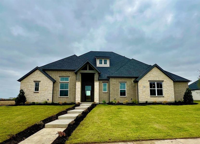 View of front facade with a front yard