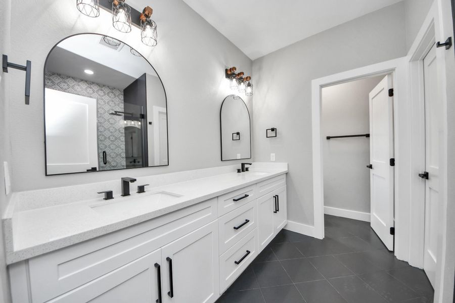 Primary en-suite bathroom