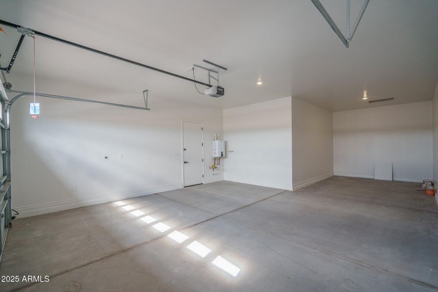 25) GARAGE 25) GARAGE