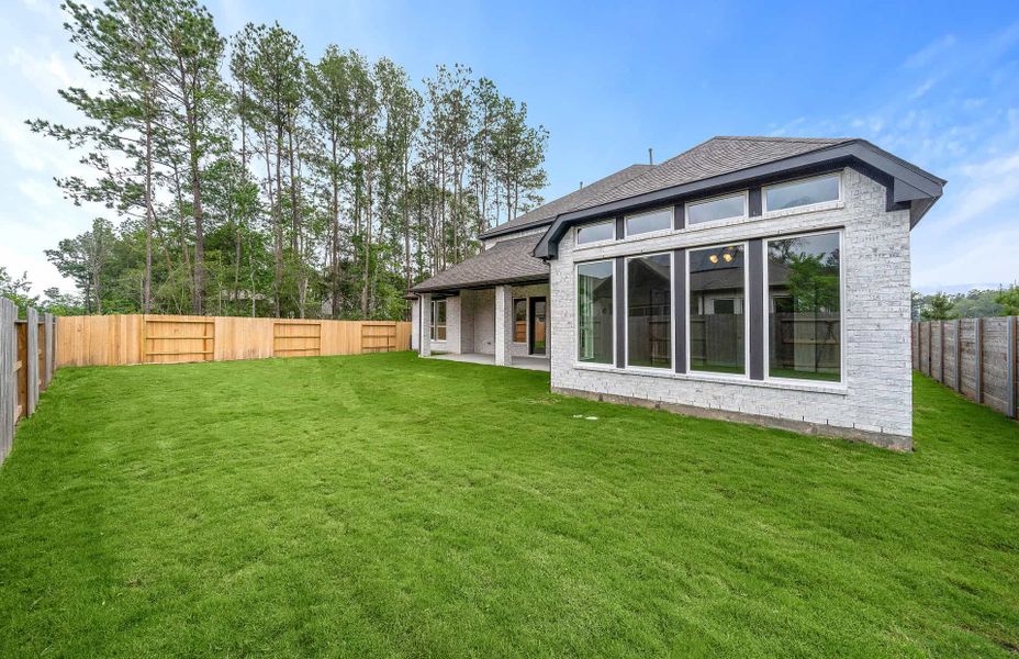 Representative exterior details of a home built from the 4094 by Ravenna Homes in Artavia 70′, Conroe (Image 28).
