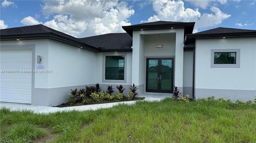 Exterior details and patio area of a home in , Cape Coral (Image 12).