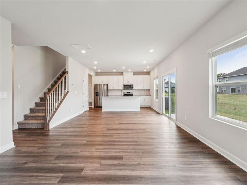 Spacious, unfurnished interior of a new home in Ivey Township, Dallas (Image 6).
