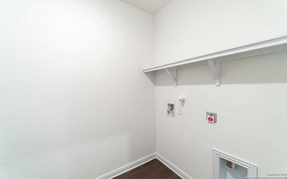 Spacious, unfurnished interior of a new home in Hickory Ridge, Elmendorf (Image 10).