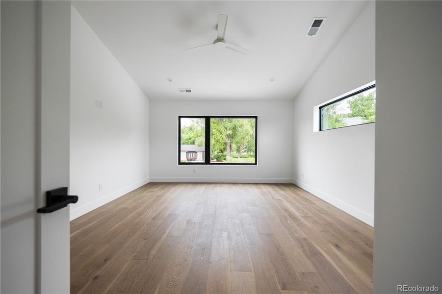 Spacious, unfurnished interior of a new home in , Golden (Image 21).
