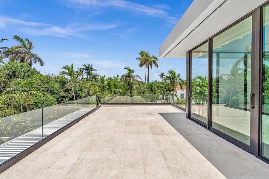 Exterior details and patio area of a home in , Miami Beach (Image 20).