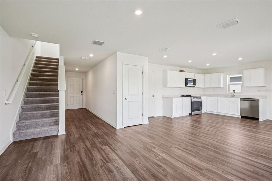 Spacious, unfurnished interior of a new home in Eagle Hammock, Eagle Lake (Image 12).