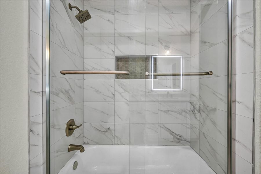 En-suite Shower/tub combo En-suite Shower/tub combo