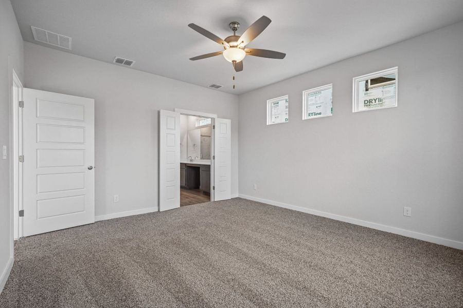 Spacious, unfurnished interior of a new home in The Meadows at Hunters Ranch, San Antonio (Image 28).