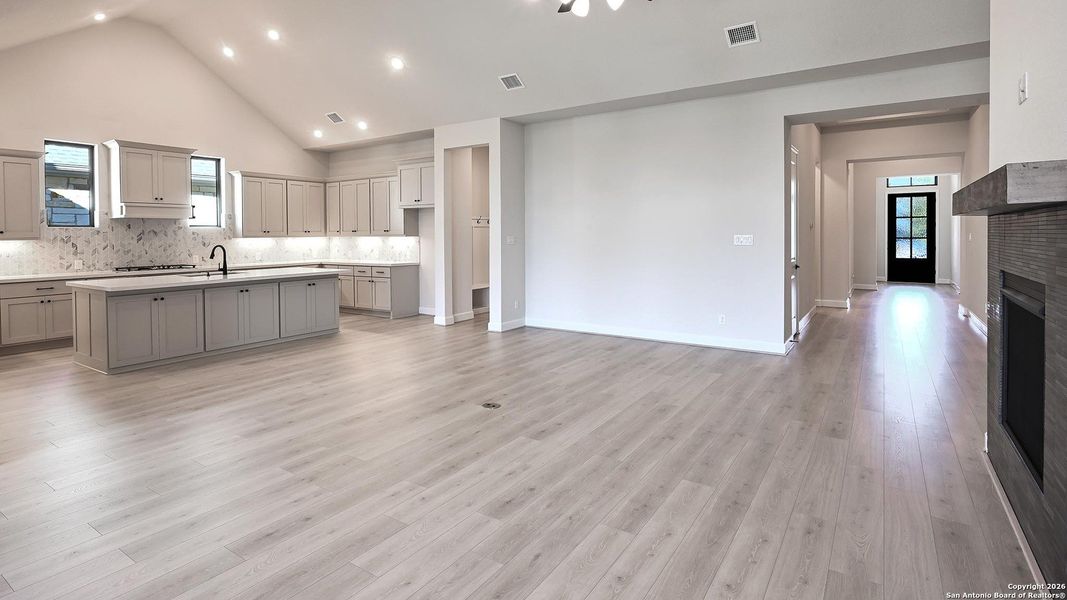 Spacious, unfurnished interior of a new home in Veramendi 60', New Braunfels (Image 18).