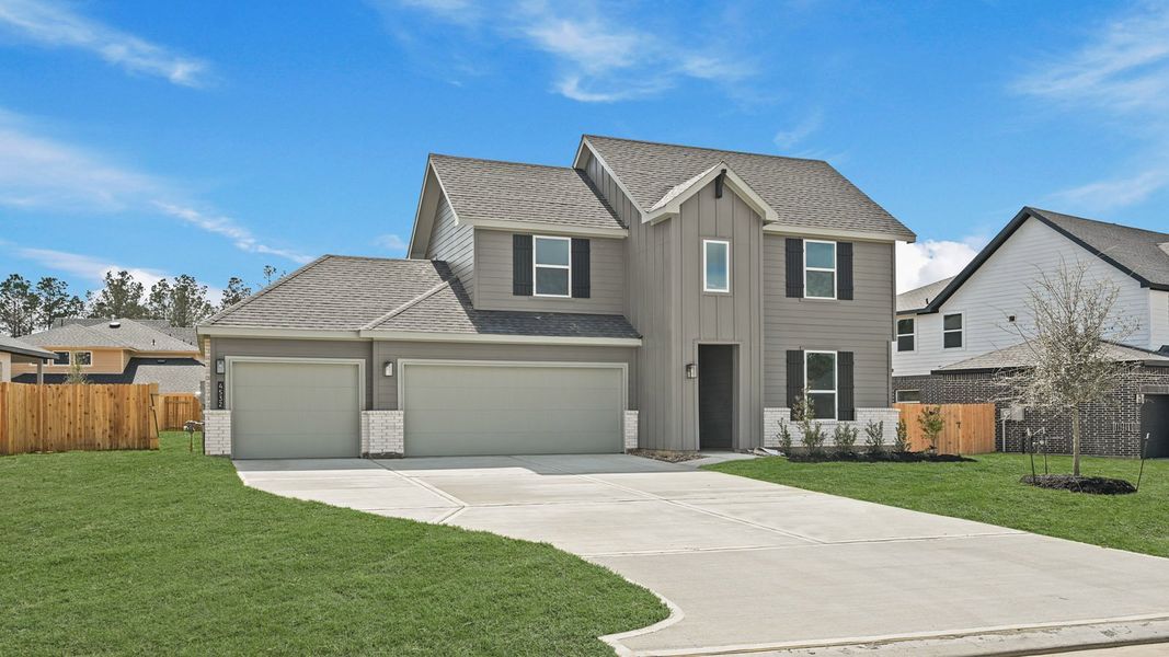 Front exterior of a new home in Silverthorne, Conroe, TX, highlighting curb appeal (Image 18).