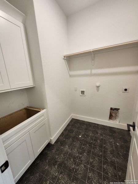 Spacious, unfurnished interior of a new home in , Kerrville (Image 9).