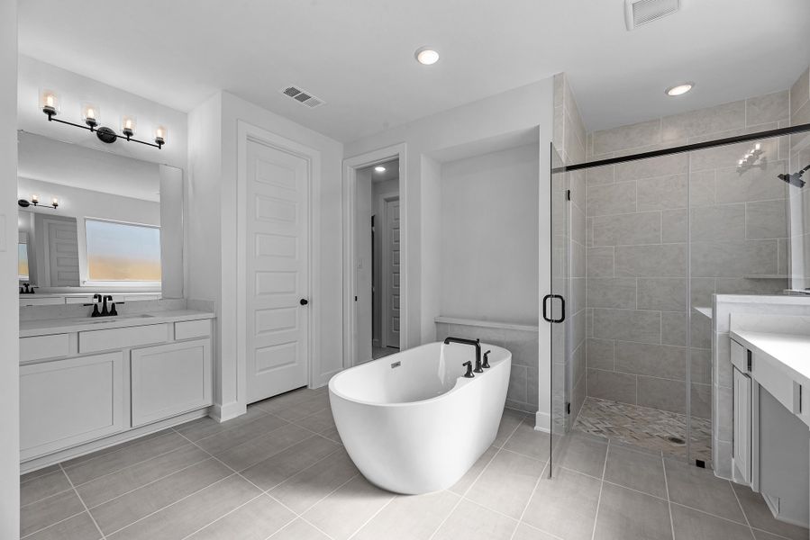 Furnished interior view inside a new home in Sienna, Missouri City (Image 11).