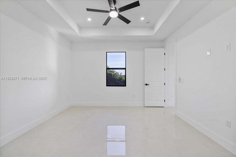 Spacious, unfurnished interior of a new home in , Lehigh Acres (Image 27).