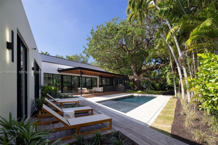 Exterior details and patio area of a home in , Miami (Image 28).