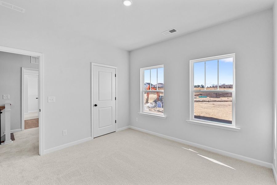 Spacious, unfurnished interior of a new home in Fieldstone, Lexington (Image 36).