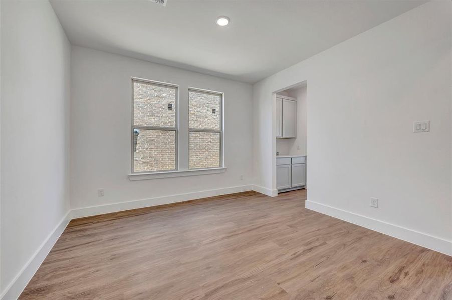 Spacious, unfurnished interior of a new home in Chaparral Park, Oak Point (Image 33).