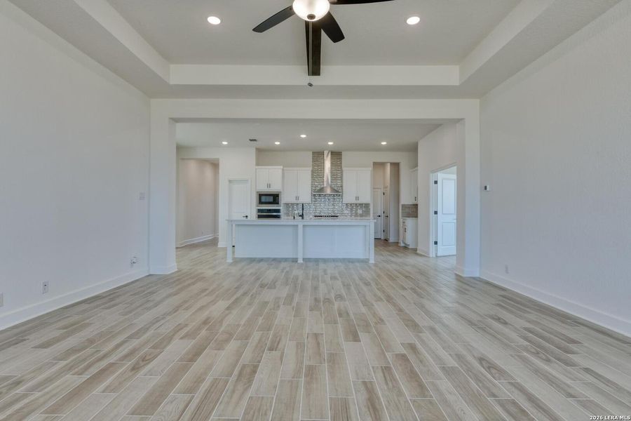 Spacious, unfurnished interior of a new home in Waldsanger, New Braunfels (Image 14).