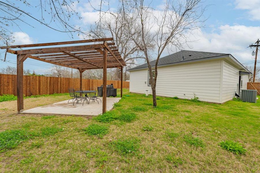 Exterior details and patio area of a home in , Granbury (Image 23).