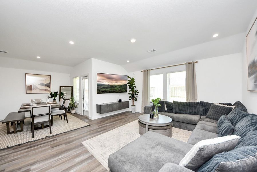 Furnished interior view inside a new home in , Rosharon (Image 13).