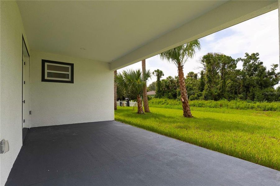 Exterior details and patio area of a home in , North Port (Image 4).