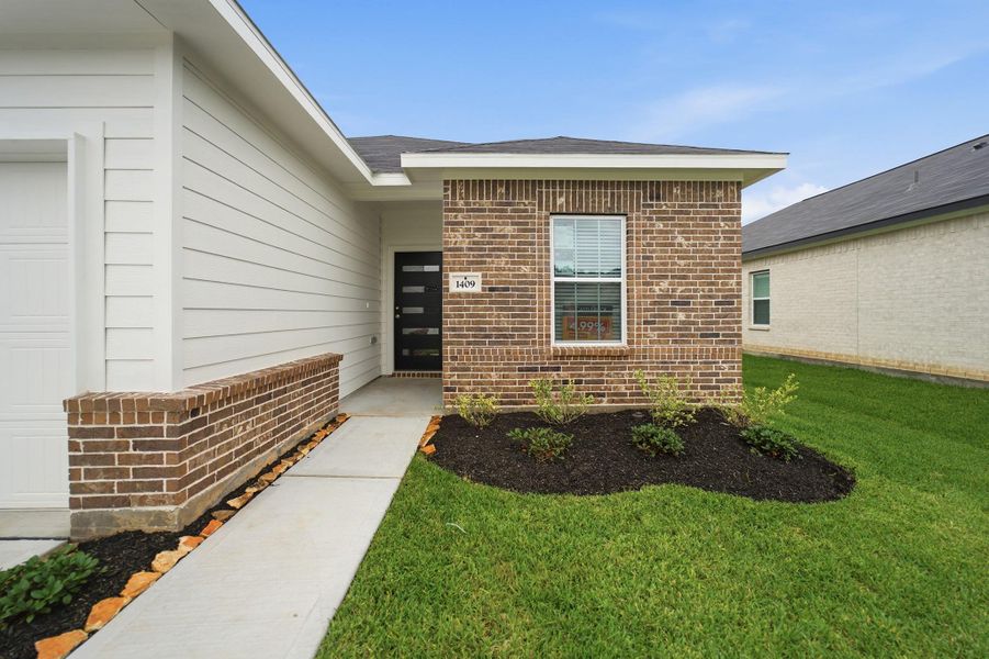 Exterior details and patio area of a home in Steed Landing, Texas City (Image 3). Exterior details and patio area of a home in Steed Landing, Texas City (Image 3).