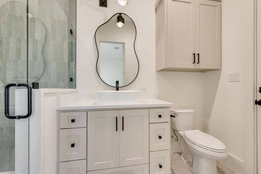 2nd bedroom ensuite bathroom.