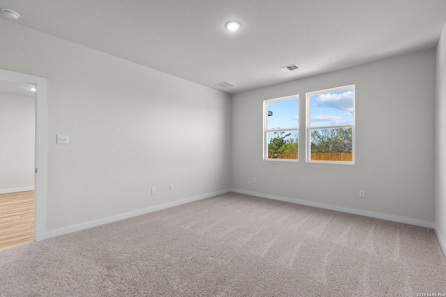 Spacious, unfurnished interior of a new home in Hacienda, San Antonio (Image 16).