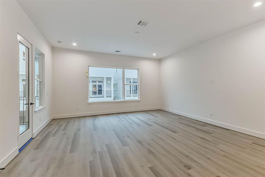 Spacious, unfurnished interior of a new home in , Houston (Image 28).