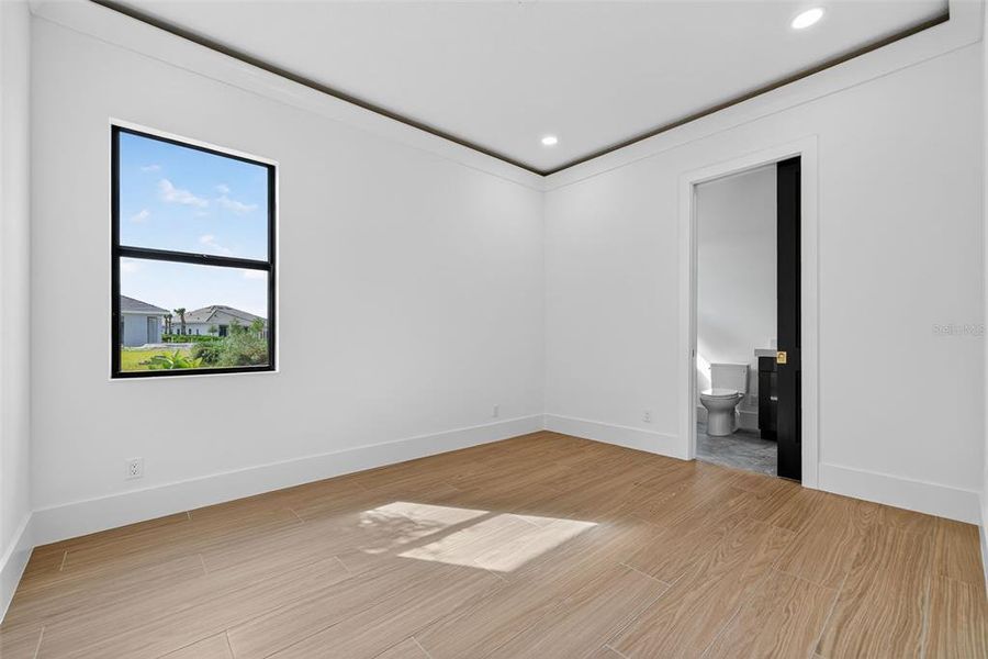 Spacious, unfurnished interior of a new home in , Sarasota (Image 22).