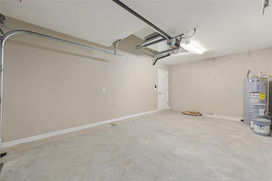 Spacious, unfurnished interior of a new home in , Citrus Springs (Image 9).