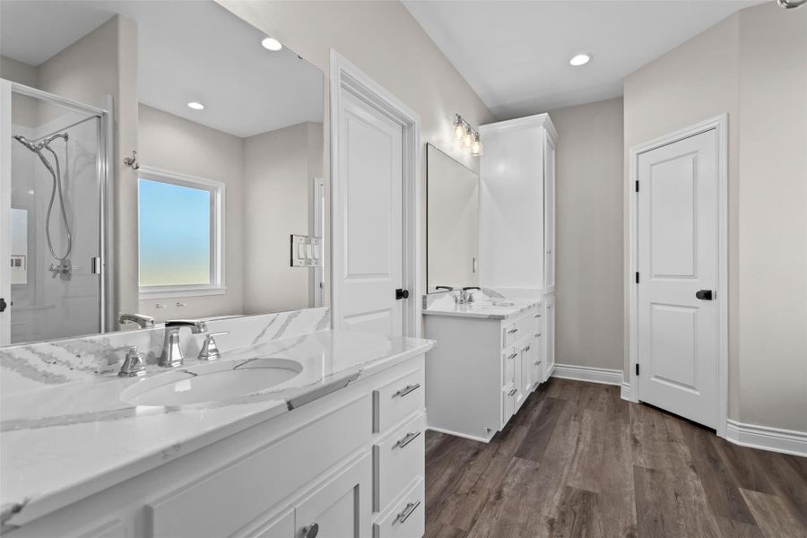 Furnished interior view inside a new home in , Grapeland (Image 14).