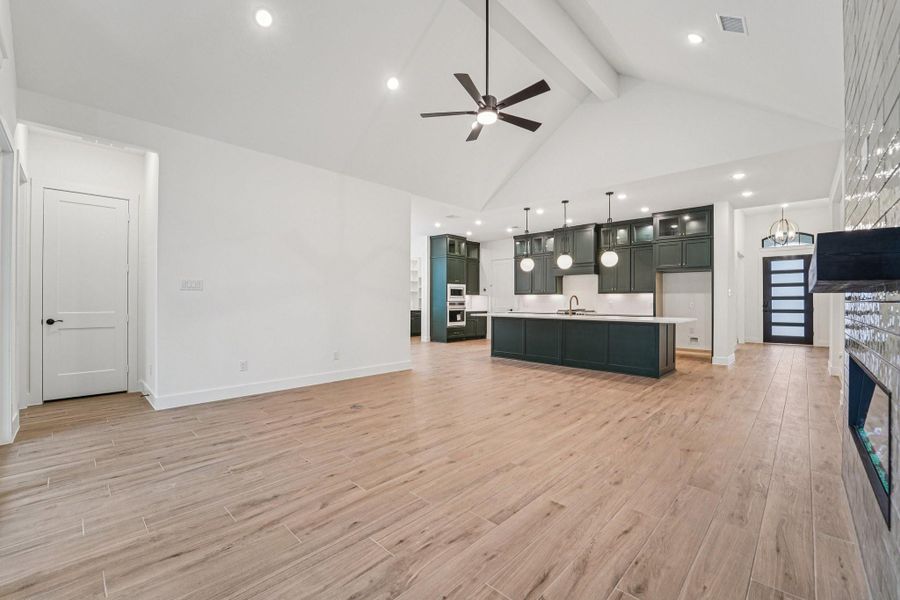 Spacious, unfurnished interior of a new home in Evergreen, Conroe (Image 20).