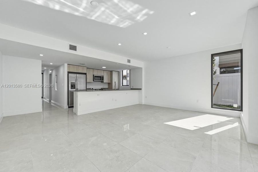 Spacious, unfurnished interior of a new home in , Dania Beach (Image 17).
