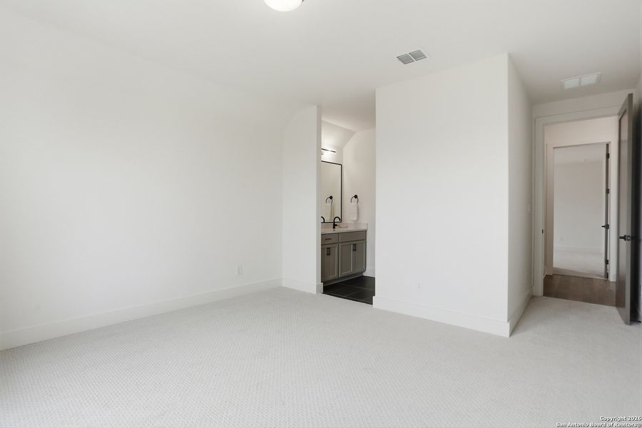 Spacious, unfurnished interior of a new home in Kinder Ranch - 70', San Antonio (Image 22).