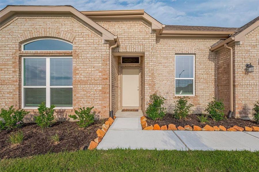Exterior details and patio area of a home in River Ranch, Dayton (Image 2).
