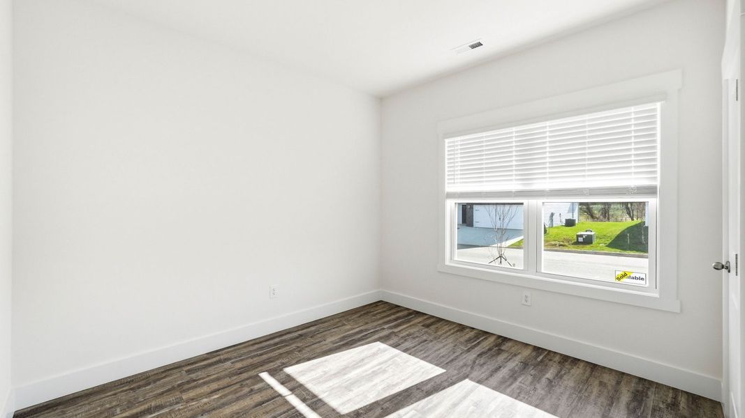 Spacious, unfurnished interior of a new home in Saint Andrews Garth, Kingsport (Image 11).