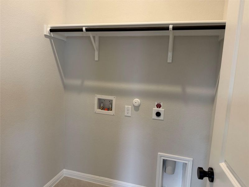 Spacious, unfurnished interior of a new home in Cannon Ranch 40s, Dripping Springs (Image 17).