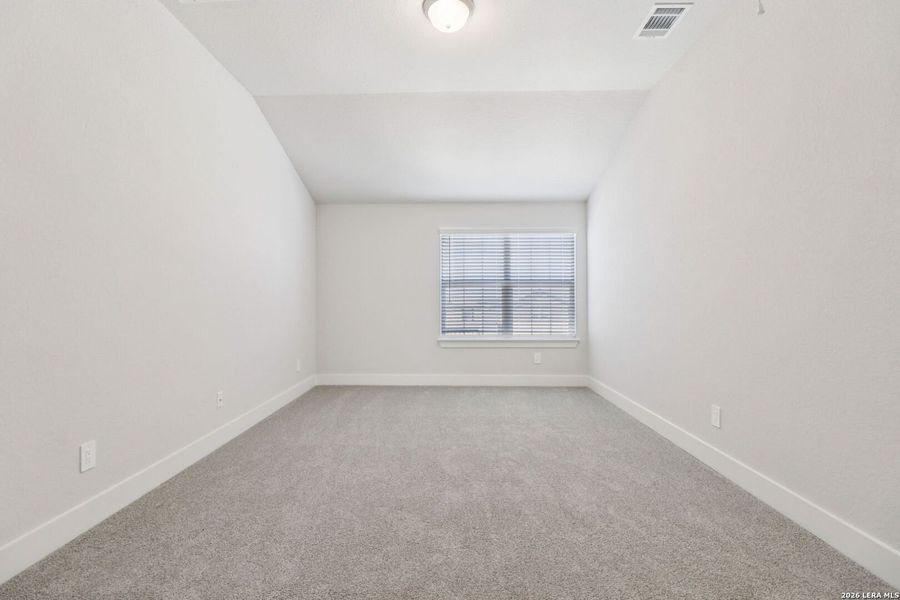 Spacious, unfurnished interior of a new home in Thomas Pond, San Antonio (Image 42).