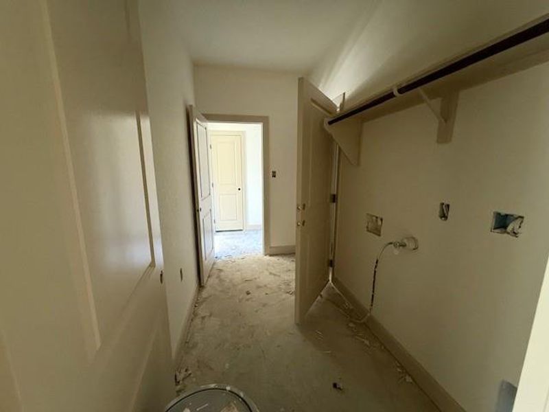 Spacious, unfurnished interior of a new home in , Angleton (Image 13).