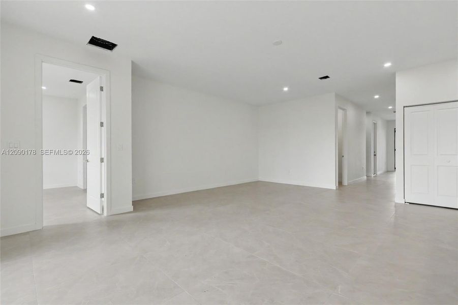 Spacious, unfurnished interior of a new home in , Oakland Park (Image 23).