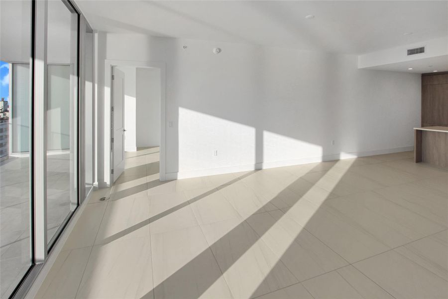 Spacious, unfurnished interior of a new home in , Fort Lauderdale (Image 16).