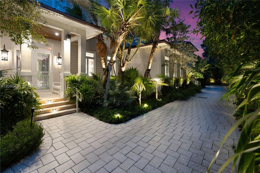 Exterior details and patio area of a home in , Pinecrest (Image 12).