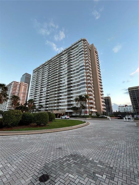 Condo located in Hallandale Beach, FL showcasing its design and architecture (Image 14).