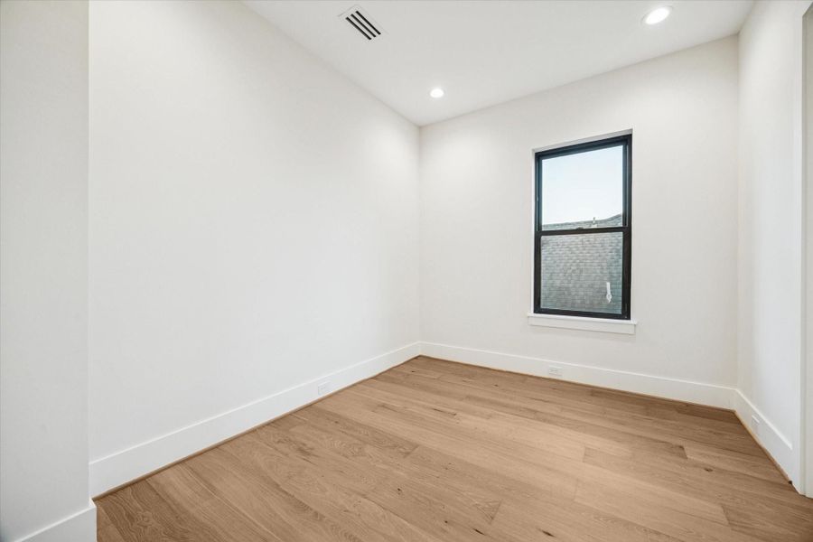 Spacious, unfurnished interior of a new home in , Houston (Image 25).