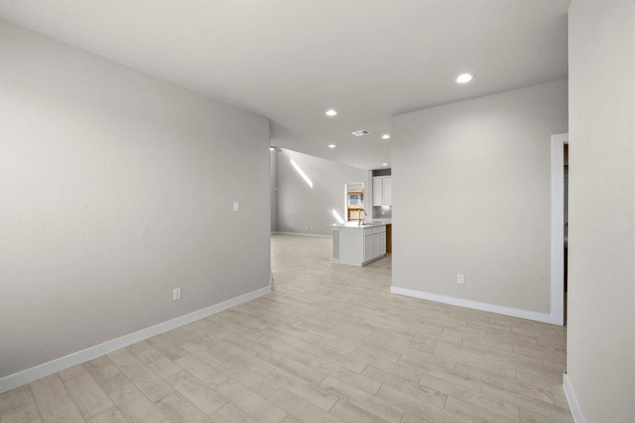 Spacious, unfurnished interior of a new home in Sunterra Lakes, Fulshear (Image 29).