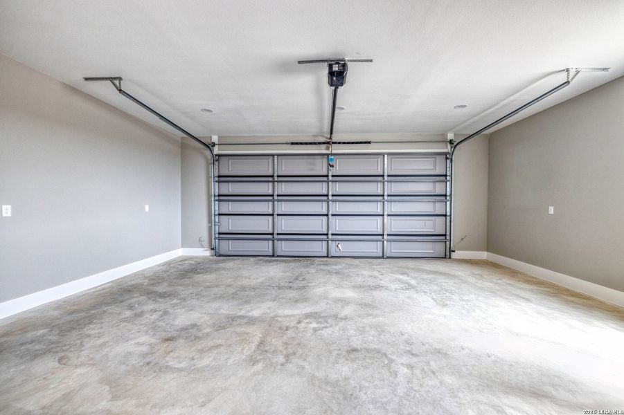 Spacious, unfurnished interior of a new home in , Uvalde (Image 29).