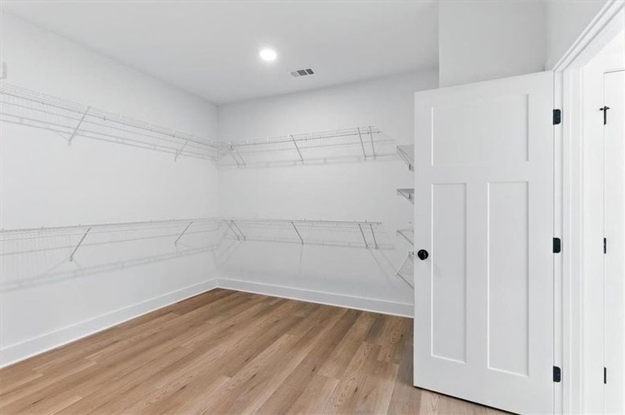 Spacious, unfurnished interior of a new home in , Waleska (Image 29).