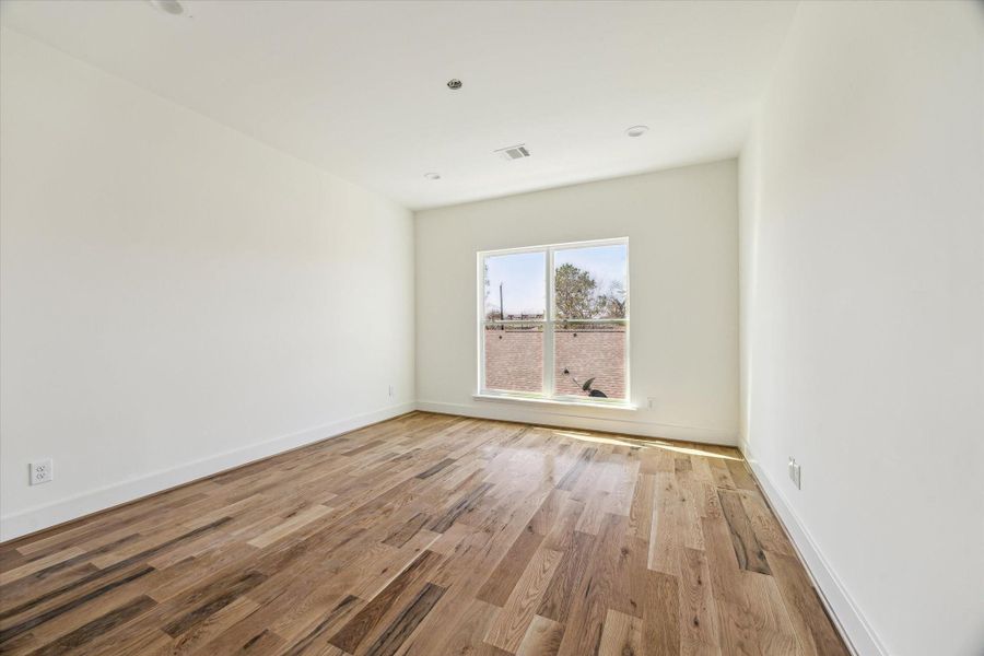 Secondary bedroom. Secondary bedroom.