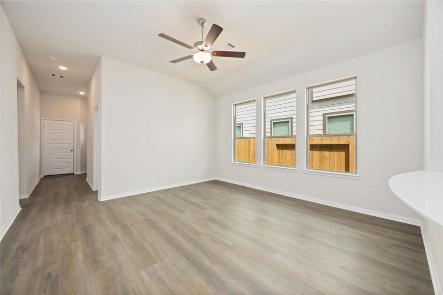 Spacious, unfurnished interior of a new home in Meadow Park, Conroe (Image 20).