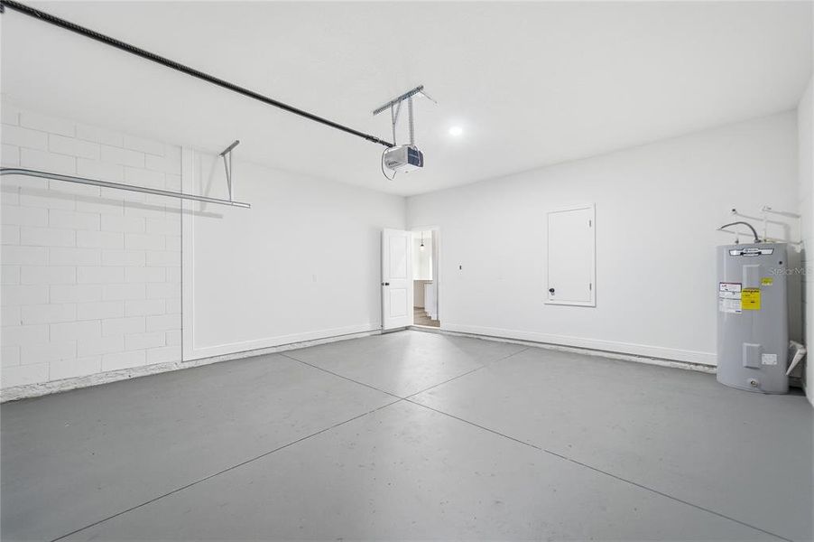 Spacious, unfurnished interior of a new home in , Ocala (Image 25).